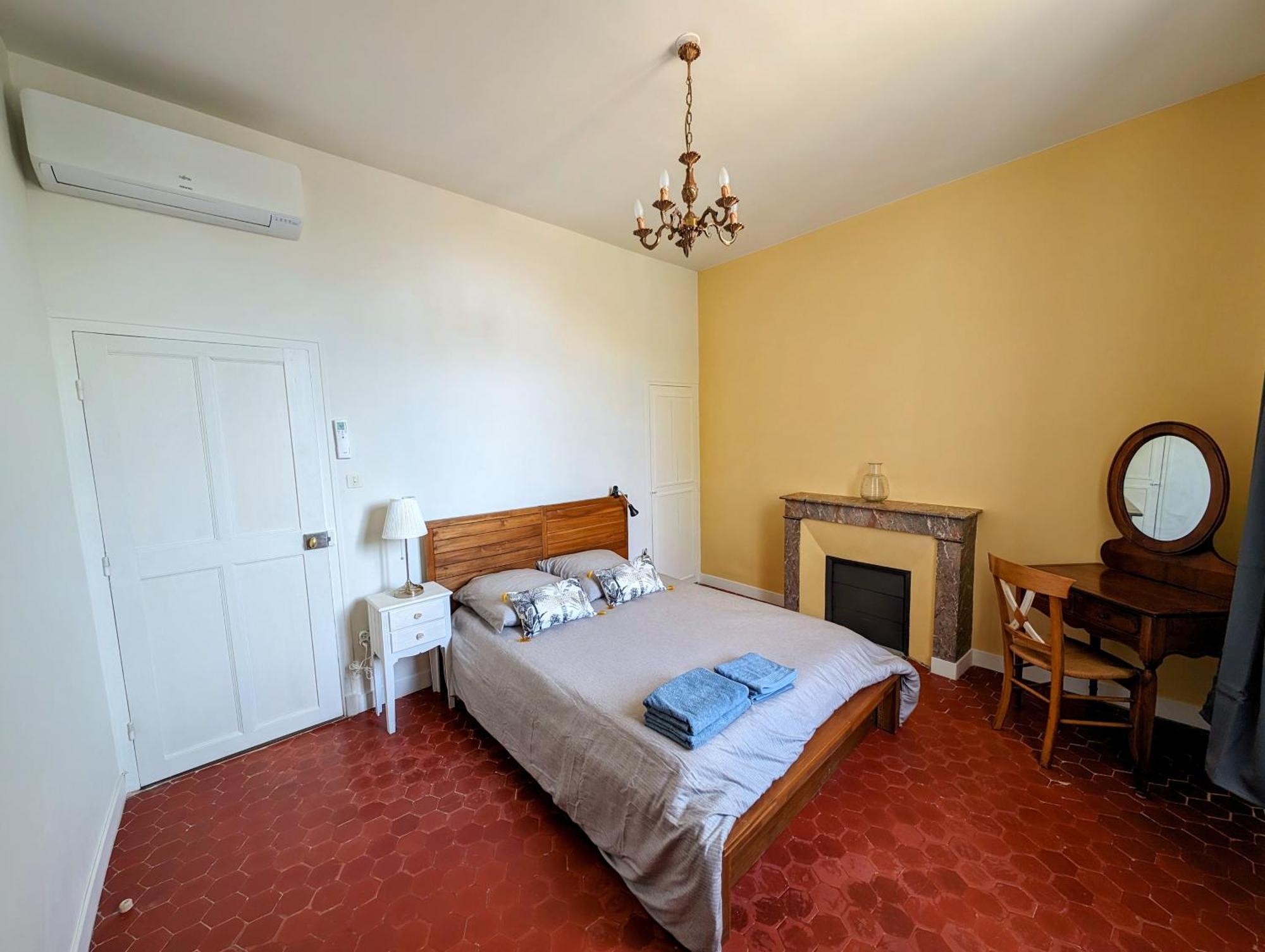 Maison De Style Tout Confort, Position Ideale, Avec Clim Et Petit Exterieur Orange  Extérieur photo